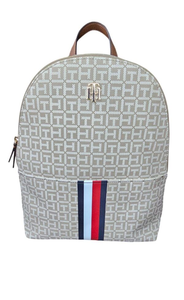 Mochila Tommy Hilfiger 69J8925 270 IZL – Color Crema con Detalles Café y Dorado