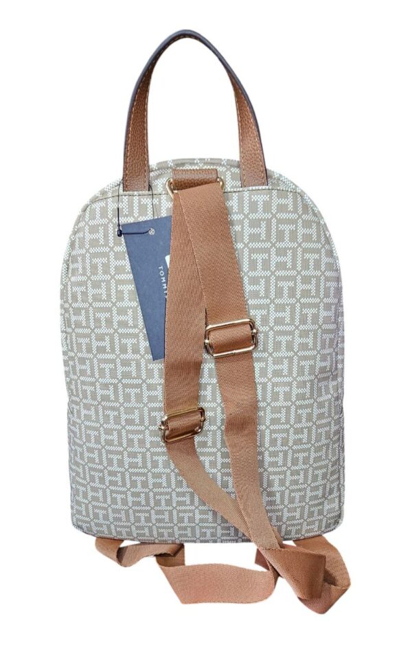 Mochila Tommy Hilfiger 69J8925 270 IZL – Color Crema con Detalles Café y Dorado - Image 3
