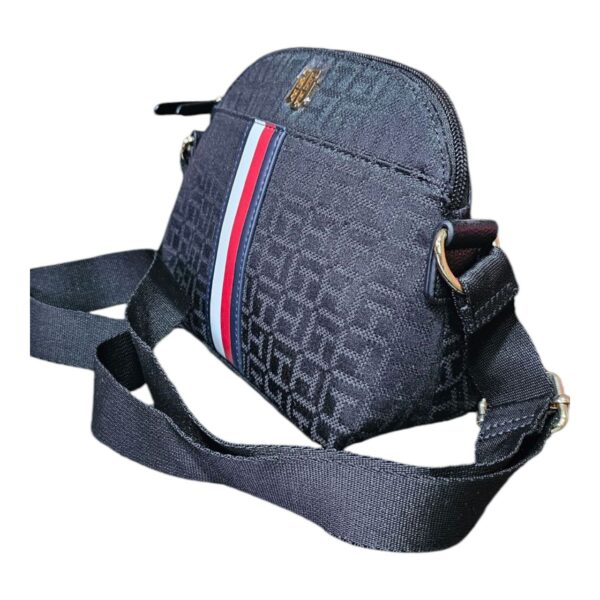 Bolsa Crossbody Tommy Hilfiger Negra con Detalles Dorados – Modelo 69J8951 - Image 2