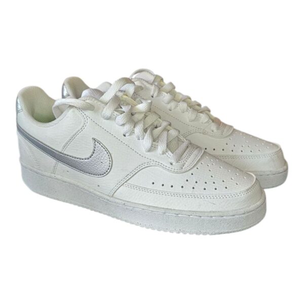Nike W Court Vision Low NN Blanco/Plata – Talla 25.5 MX / 8.5 USA / 40 EUR (Caja de Outlet)