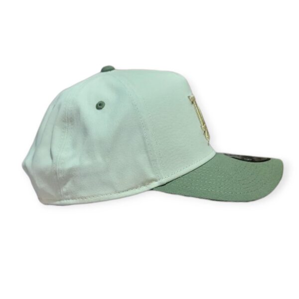 Gorra New Era 9FORTY LA Ajustable Verde y Crema | Estilo Urbano - Image 3