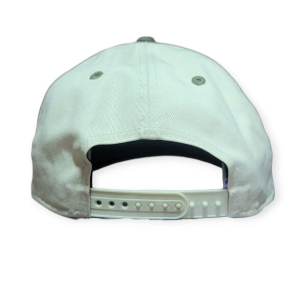 Gorra New Era 9FORTY LA Ajustable Verde y Crema | Estilo Urbano - Image 2