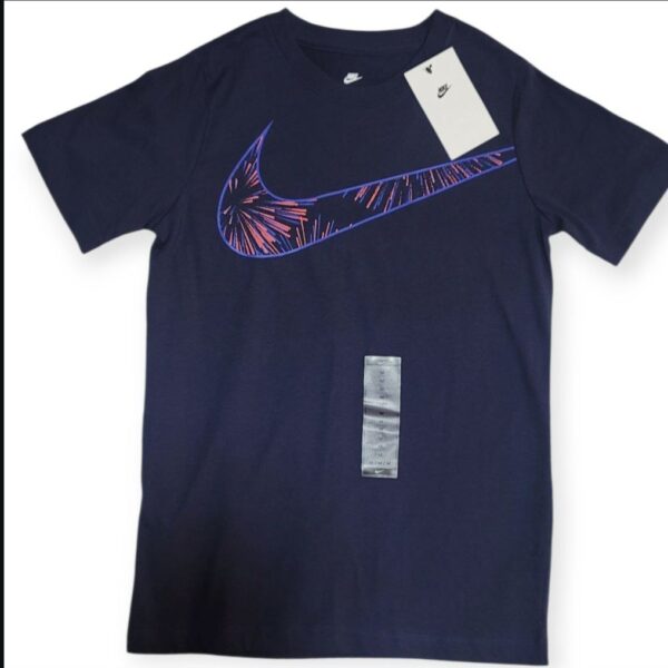 Playera Nike Kids Azul con Logo Swoosh Estilo Fuegos Artificiales Talla M