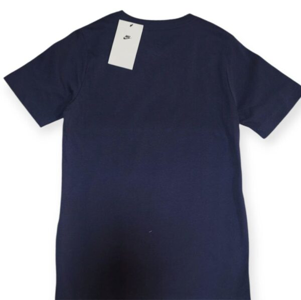 Playera Nike Kids Azul con Logo Swoosh Estilo Fuegos Artificiales Talla M - Image 2
