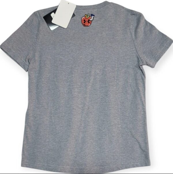 Playera Under Armour UA Sports Locker Kids Gris Talla YXS - Image 2