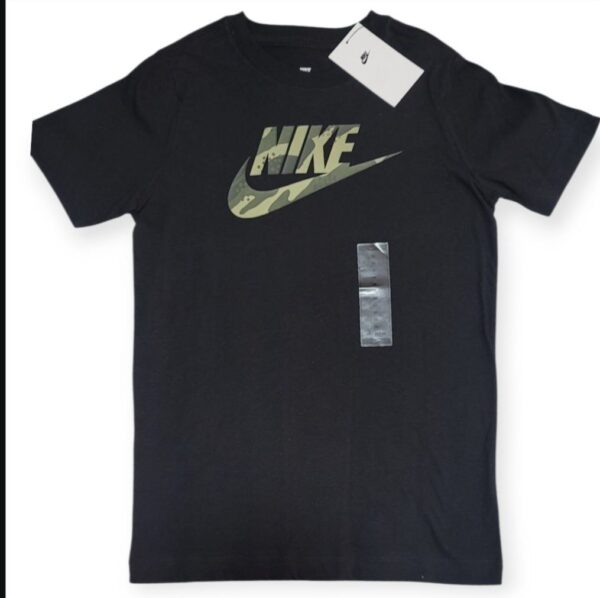 Nike Kids Camiseta Negra con Logo Camuflaje – Talla M
