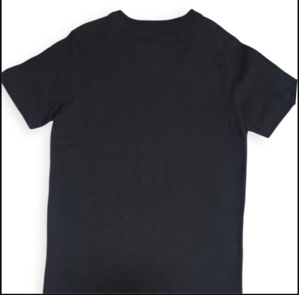 Nike Kids Camiseta Negra con Logo Camuflaje – Talla M - Image 2